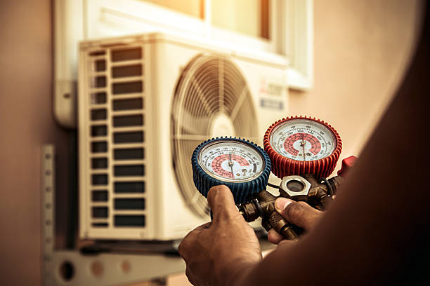 Professional Hvac technician working in Roanoke, IL